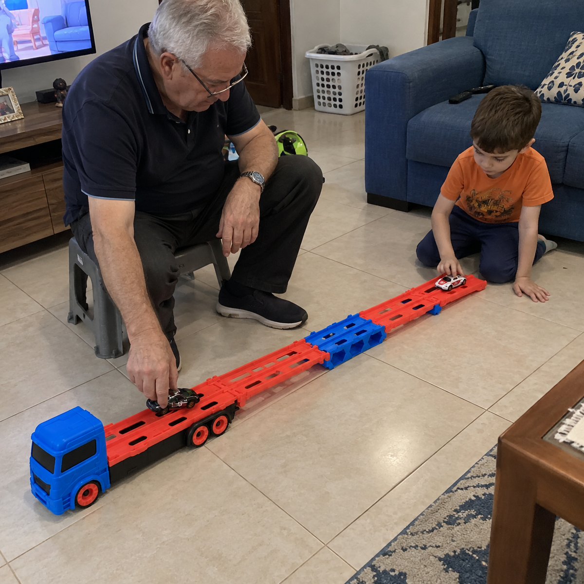 Imagen ilustrativa generada con IA: abuelo y nieto jugando con la pista desplegada